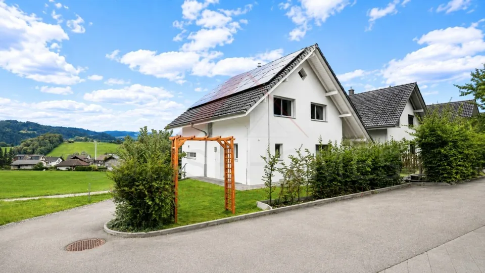 Modern 6.5-room single-family house with spacious garden in Signau