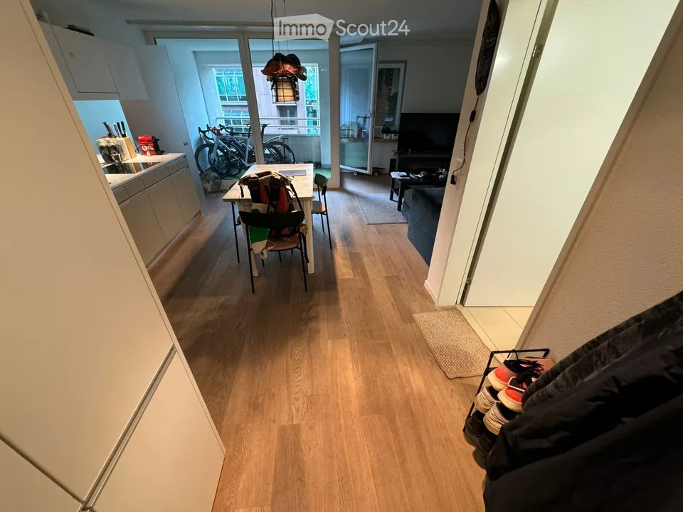 Charming 2.5-Room Apartment with Balcony in Zürich's Prestigious 8002 District