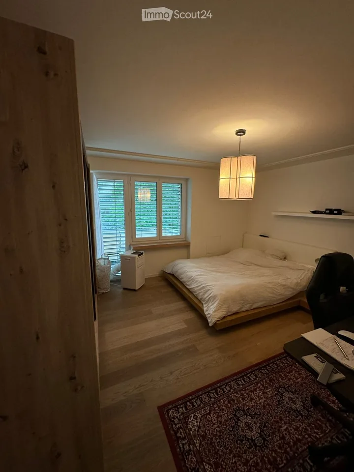 Charming 2.5-Room Apartment with Balcony in Zürich's Prestigious 8002 District