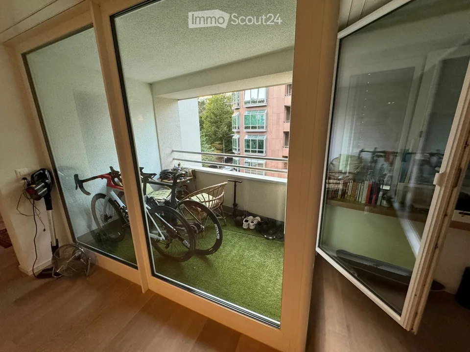 Charming 2.5-Room Apartment with Balcony in Zürich's Prestigious 8002 District