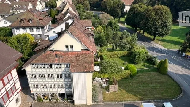 Appartamento unico di 2,5 locali con una bella loggia e un fascino storico del centro storico