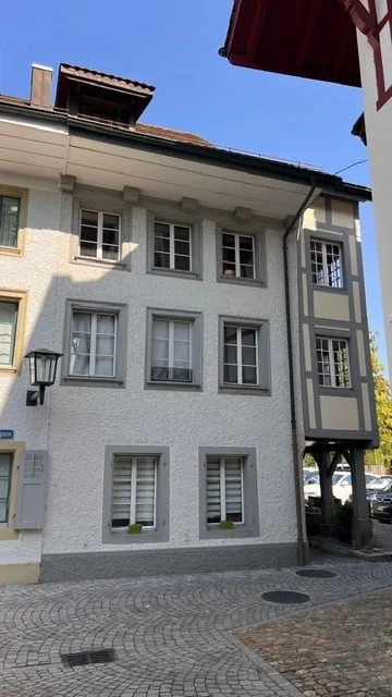 Appartamento unico di 2,5 locali con una bella loggia e un fascino storico del centro storico