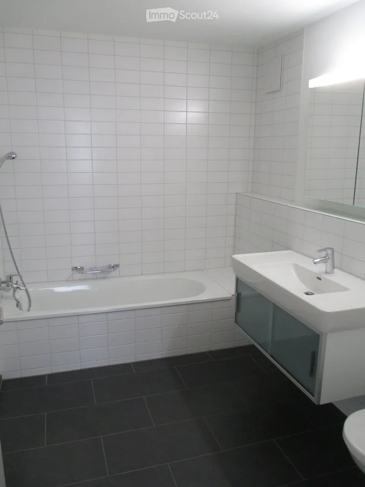 Ampio appartamento di 4.5 locali (circa 114 m2) con balcone coperto e 2 bagni