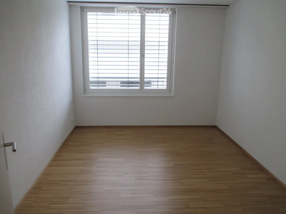 Ampio appartamento di 4.5 locali (circa 114 m2) con balcone coperto e 2 bagni