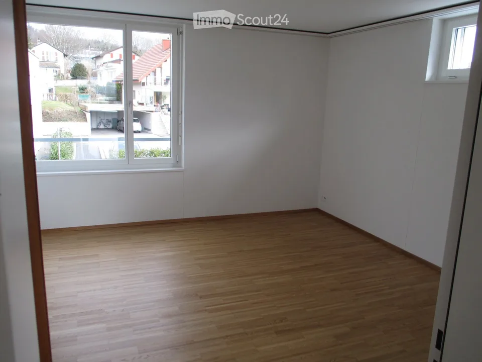 Ampio appartamento di 4.5 locali (circa 114 m2) con balcone coperto e 2 bagni
