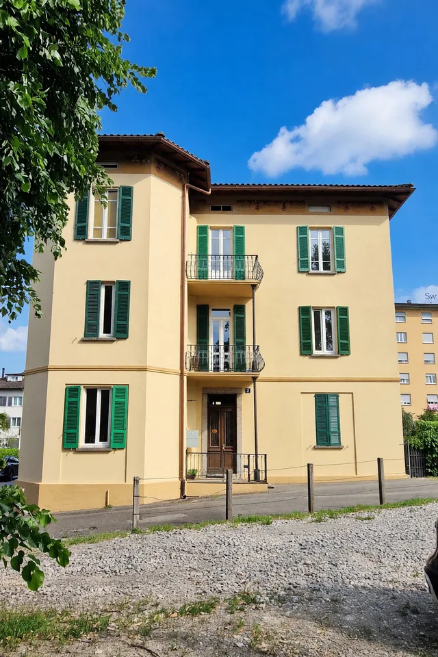 Bel 3,5 in posizione strategica con doppio balcone e due posteggi