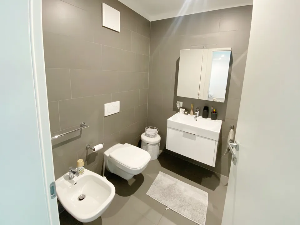 Neuestes 2,5-Zimmer-Appartement in der Natur mit eigenem Garten und überdachter Terrasse.