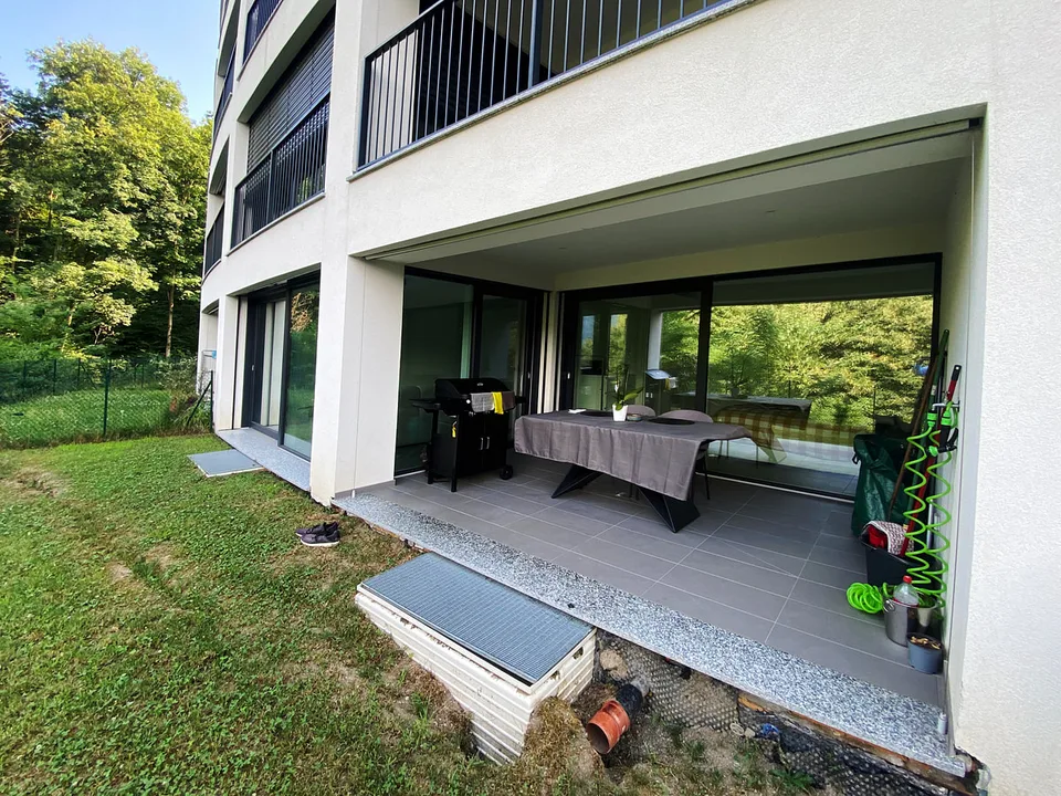 Neuestes 2,5-Zimmer-Appartement in der Natur mit eigenem Garten und überdachter Terrasse.