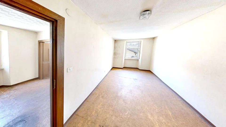 Affascinante casa storica 5,5 da riattare con affaccio sui monti.