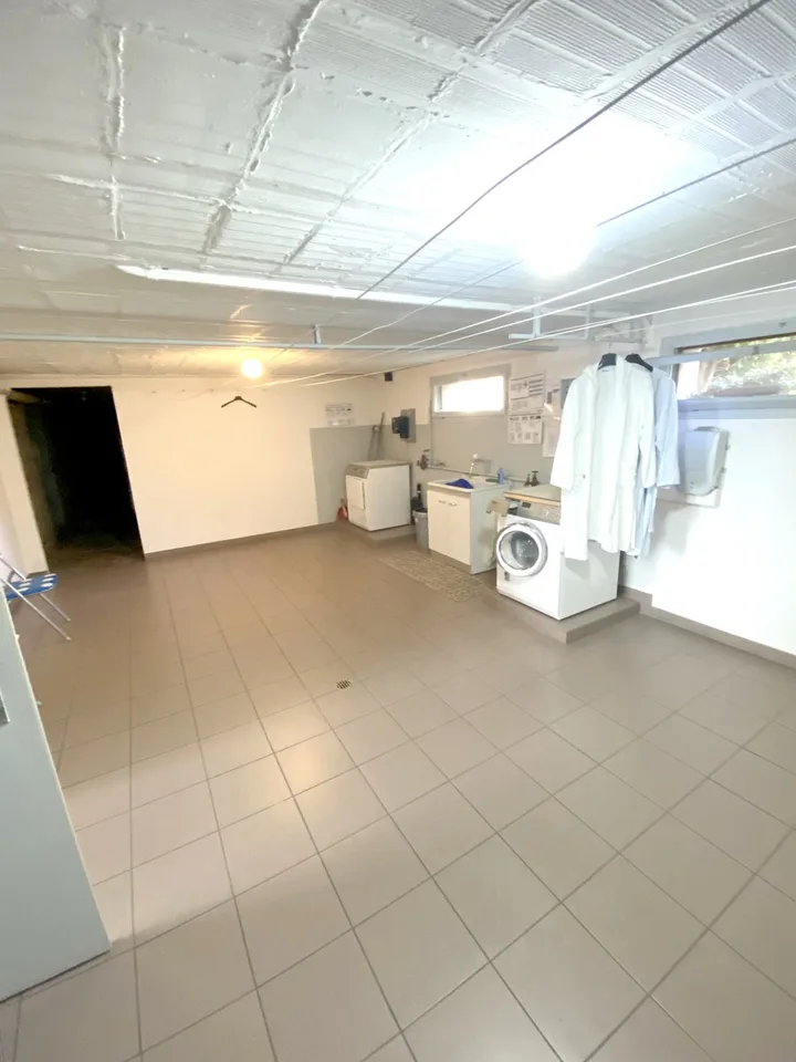Schöne 3,5-Zimmer-Wohnung, die kürzlich teilweise renoviert wurde und einen überdachten Balkon hat.