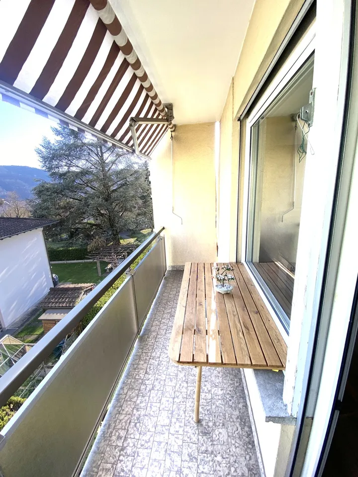 Schöne 3,5-Zimmer-Wohnung, die kürzlich teilweise renoviert wurde und einen überdachten Balkon hat.