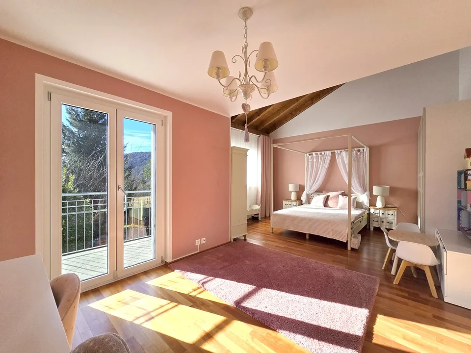 Exclusive 702 m² villa with garden and privacy in Miglieglia