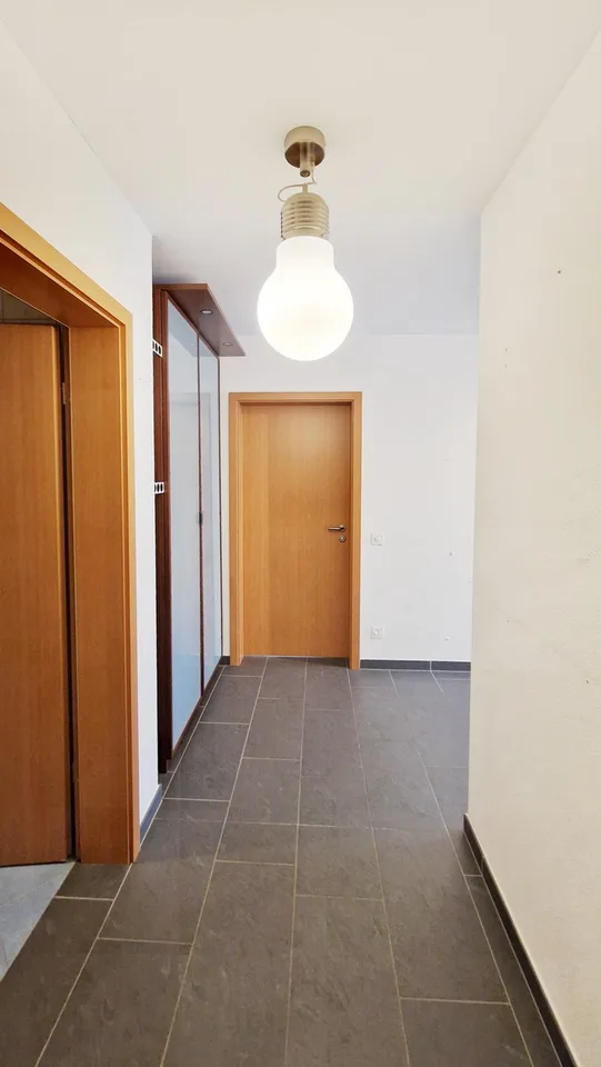 Schönes 3,5-Zimmer-Wohnung in Wohngebiet mit überdachter Panoramaterrasse.