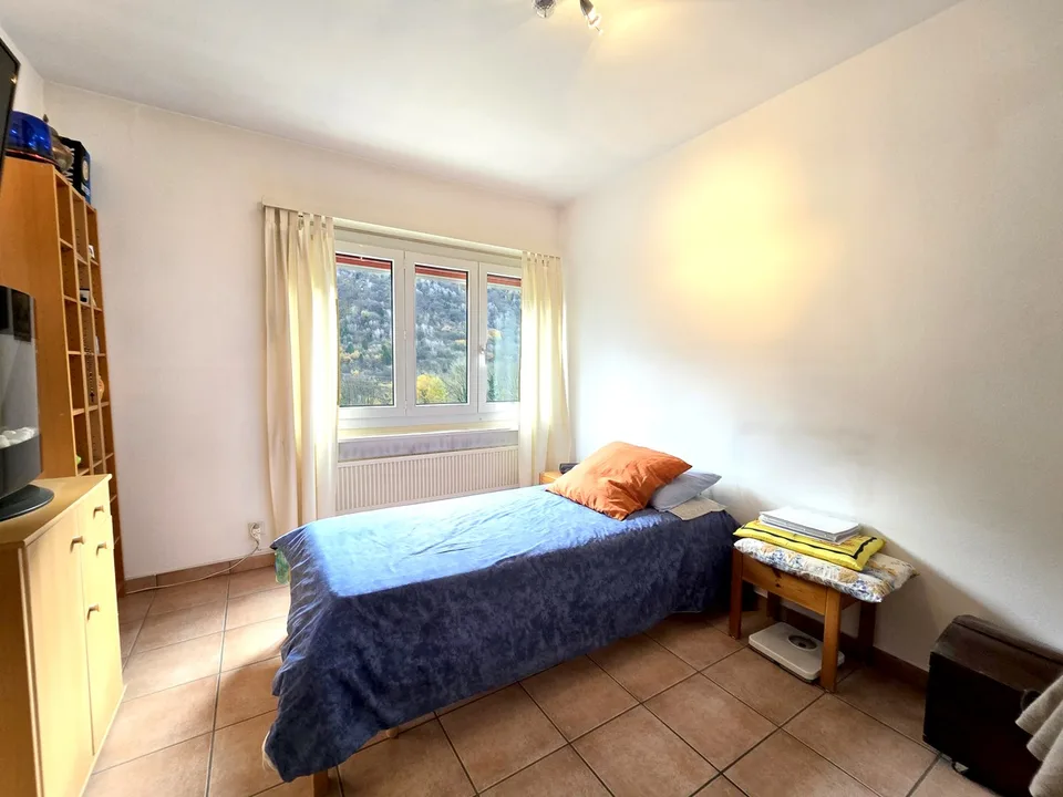 Large 5.5 rooms on the third and last floor with covered panoramic terrace.