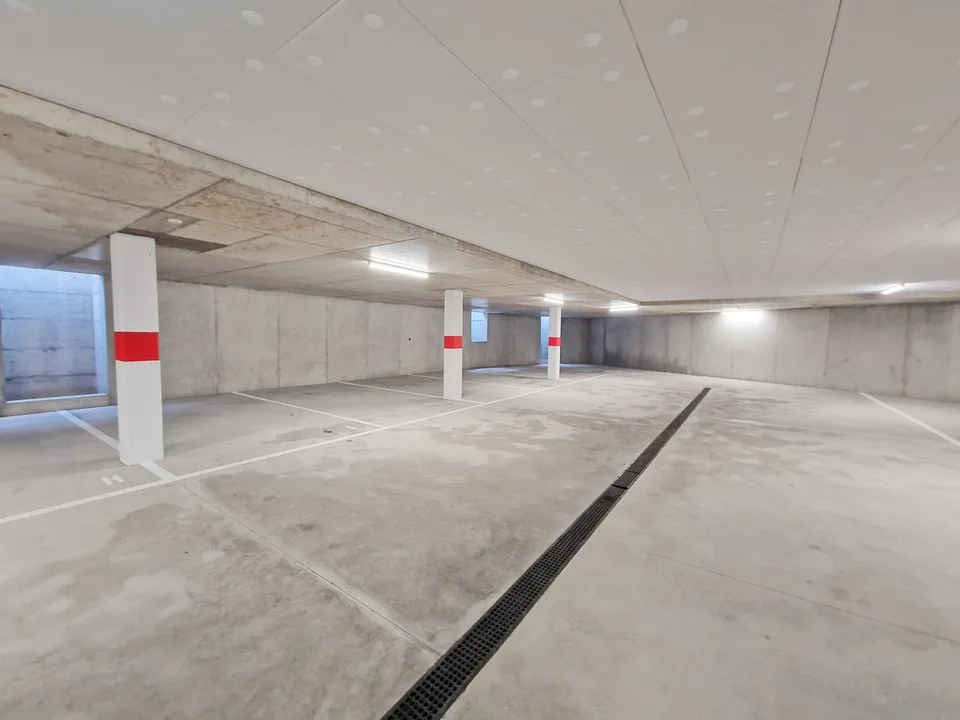 Neue moderne 3,5-Zimmer-Wohnung mit zwei überdachten Parkplätzen, sofort bezugsfertig.