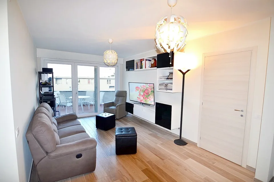 Wunderschöne 4,5-Zimmer-Wohnung mit Seeblick, renoviert, mittleres bis hohes Niveau