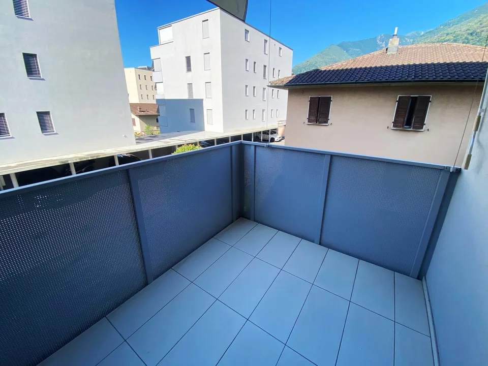 Appartement moderne 2,5 pièces avec terrasse et place de parking au centre-ville.
