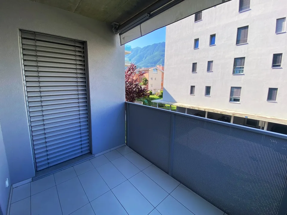 Appartement moderne 2,5 pièces avec terrasse et place de parking au centre-ville.