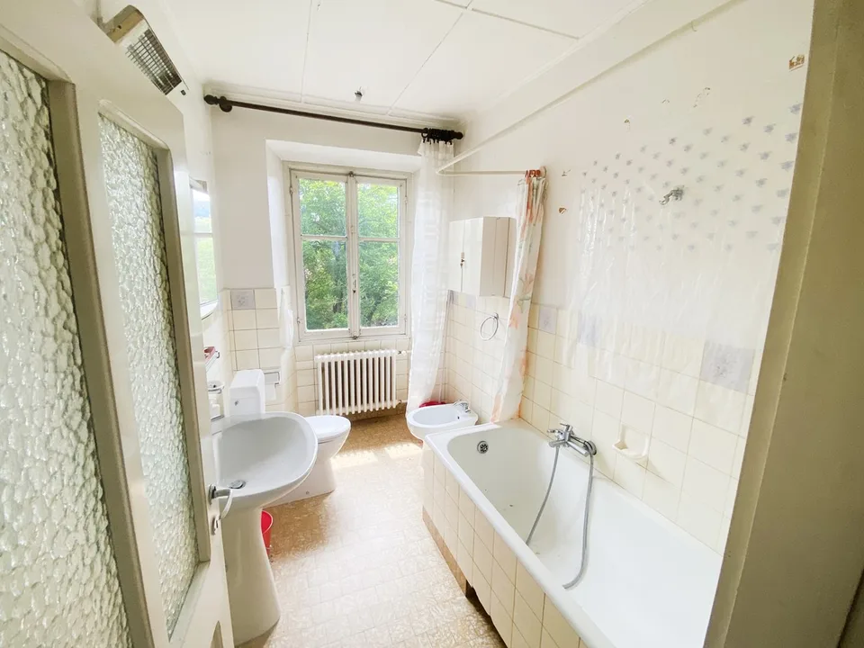 Maison tessinoise du 15e siècle avec 15 pièces et potentiel de développement