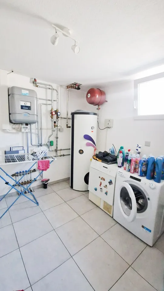 Moderne unabhängige 6,5-Zimmer-Villa mit Garten und Whirlpool