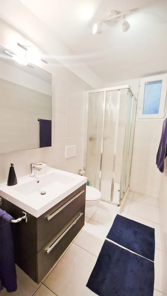 Moderne unabhängige 6,5-Zimmer-Villa mit Garten und Whirlpool