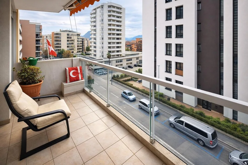 Raffiniertes 3,5-Zimmer-Wohnung mit überdachter Terrasse und hochwertigen Ausstattungen.