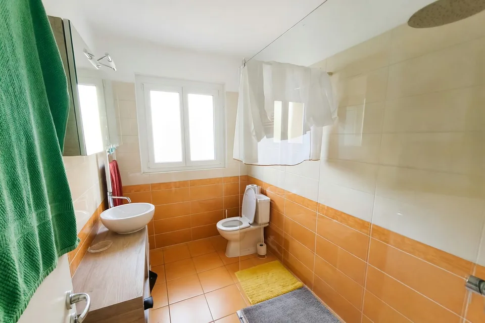 Schöne 5,5-Zimmer-Villa mit großem Garten und Grotte mit Kamin