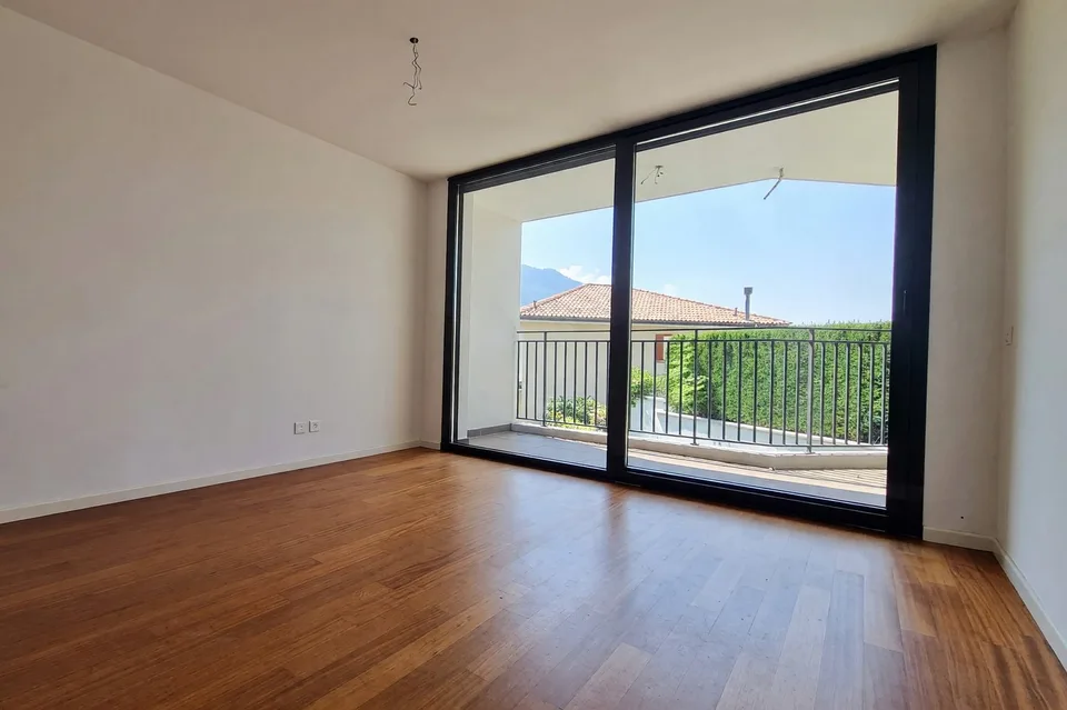 Semi-detached house with 5.5 rooms, lake-view terrace and garden in Lopagno