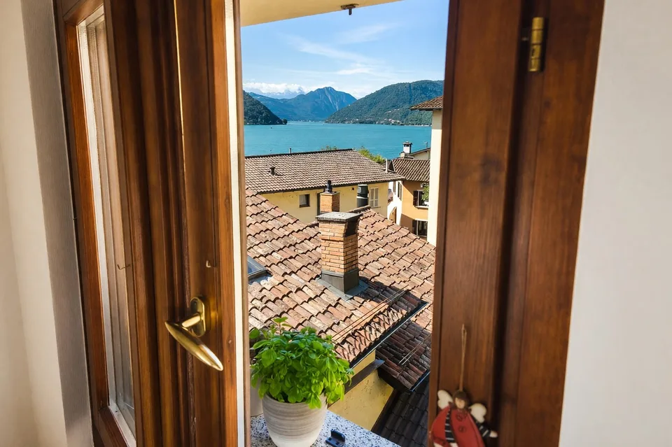 Elegantes 4,5-Zimmer-Lake-Wohnung mit privatem Garten in Capolago renoviert