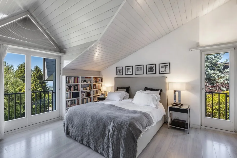 Beautiful 6.5-room property in a green setting with a view of the lake