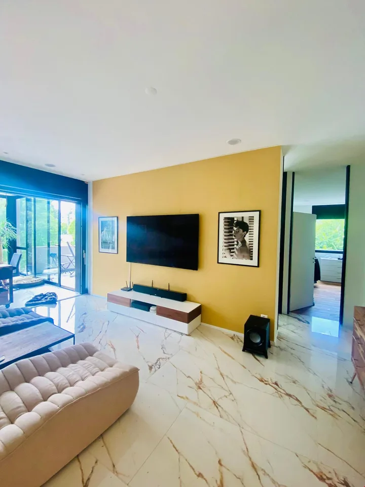 Luxurious with winter garden, 2 dining seating areas, 2 terraces & swimming pool