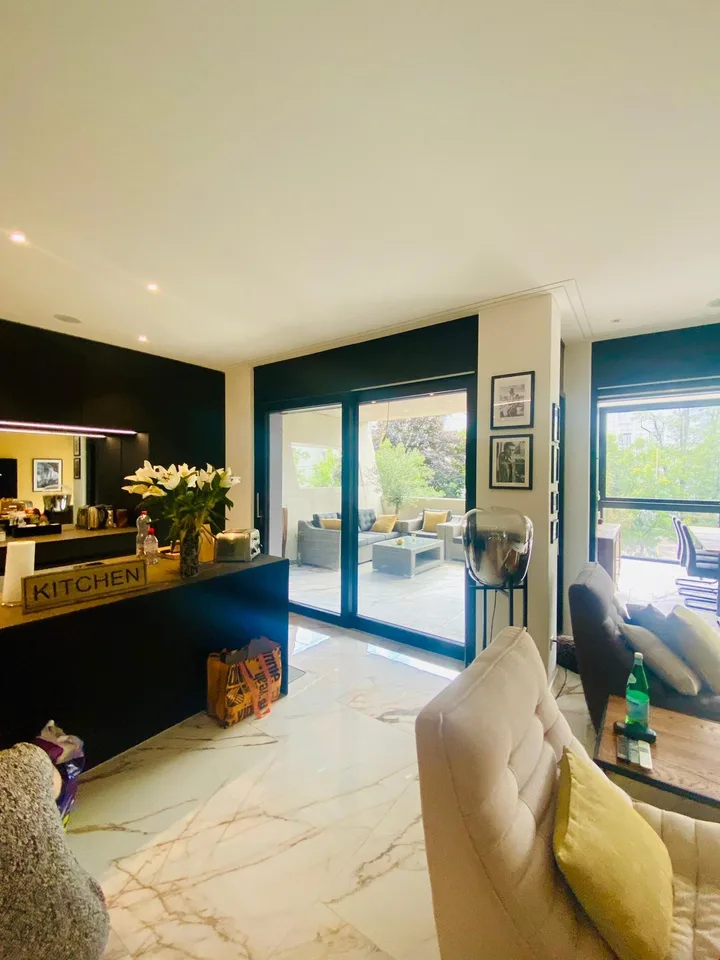 Luxurious with winter garden, 2 dining seating areas, 2 terraces & swimming pool