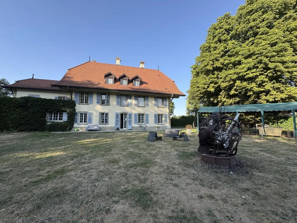 Character room - 40 m² - private bathroom in a castle