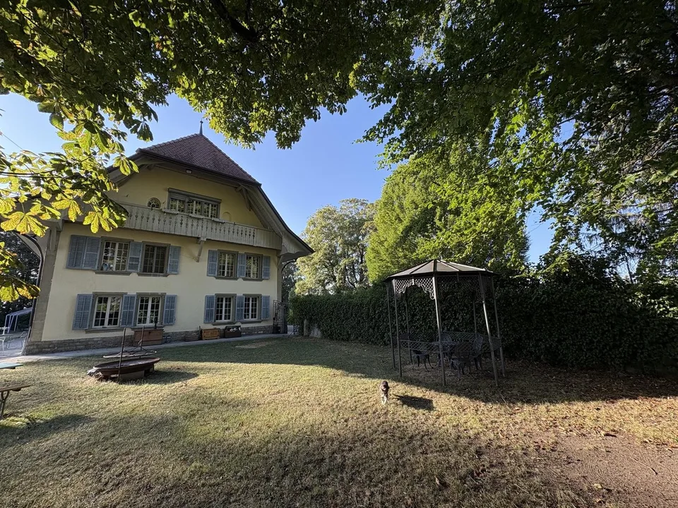 Character room - 40 m² - private bathroom in a castle