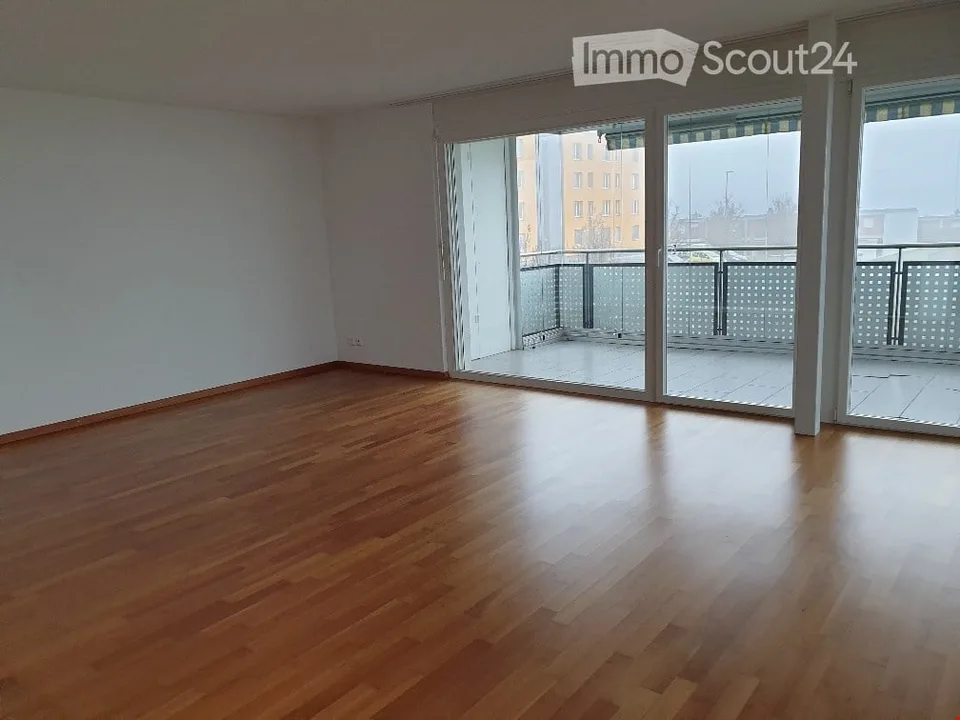 Attraktive, grosse 4,5-Zimmer Wohnung mit 2 Balkonen