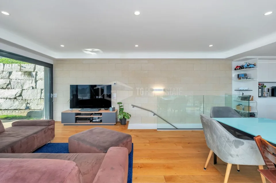 MODERNA VILLA CON VISTA PANORAMICA E CON APPARTAMENTO INDIPENDENTE