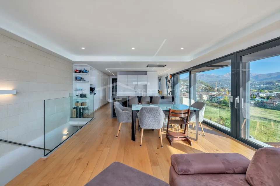 MODERNA VILLA CON VISTA PANORAMICA E CON APPARTAMENTO INDIPENDENTE