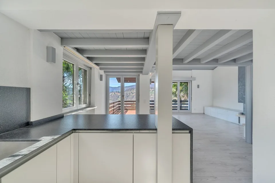VILLA 5.5 LOCALI CON VISTA CITTÀ E LAGO DI LUGANO