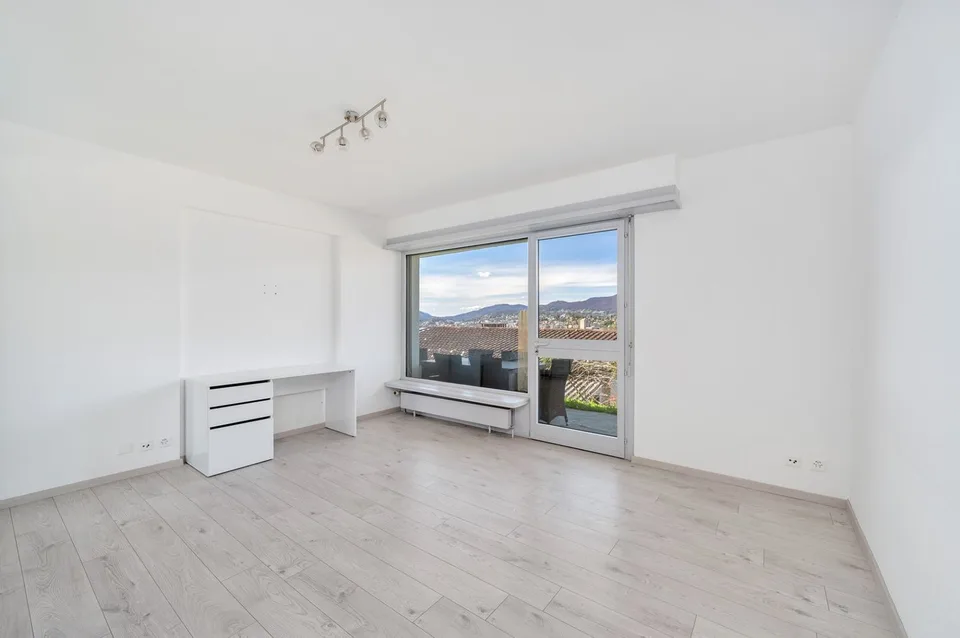 VILLA 5.5 LOCALI CON VISTA CITTÀ E LAGO DI LUGANO