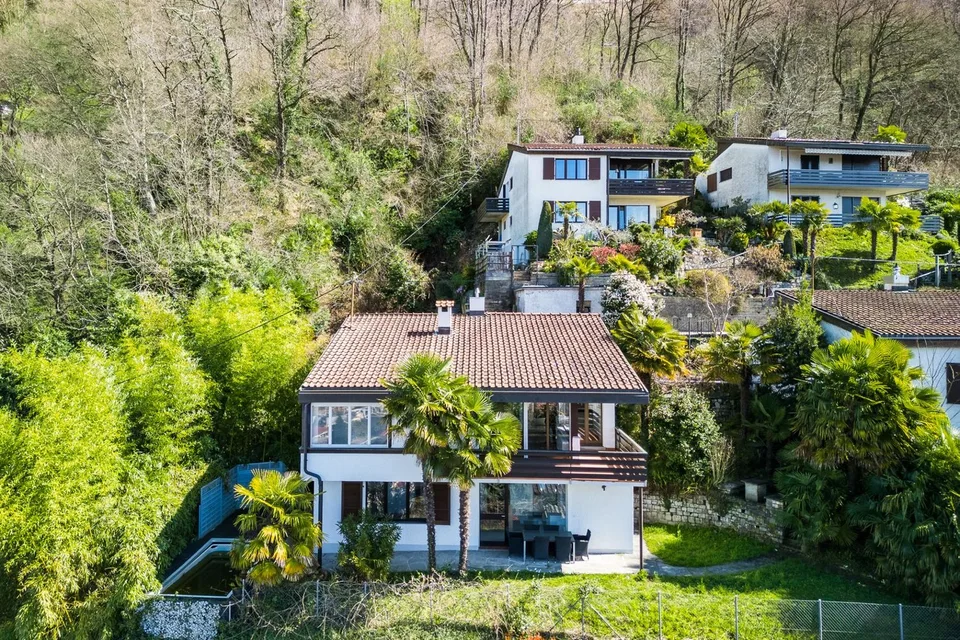 EXKLUSIVE 5,5-ZIMMER-VILLA MIT SEEBLICK UND POOL