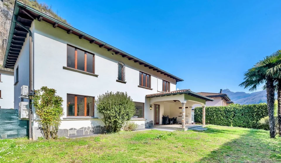 VILLA IM MEDITERRANEN STIL, NUR EINEN STEINWURF VOM SEE UND DEM FIGINO-PARK ENTFERNT