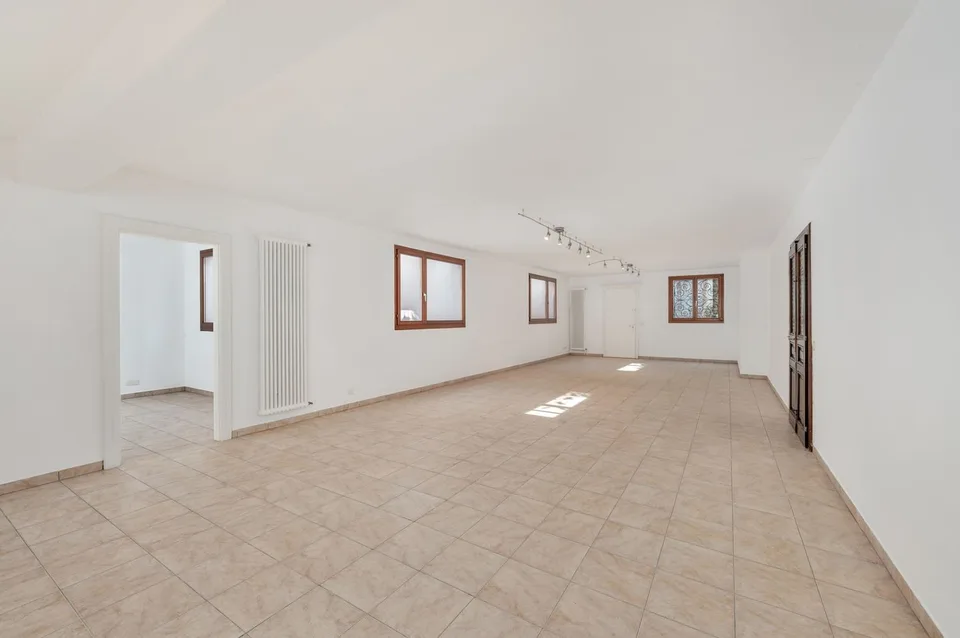 VILLA IN STILE MEDITERRANEO A DUE PASSI DAL LAGO E DAL PARCO DI FIGINO