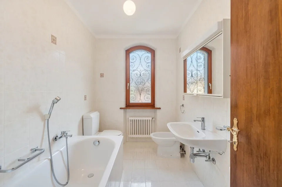 VILLA IN STILE MEDITERRANEO A DUE PASSI DAL LAGO E DAL PARCO DI FIGINO