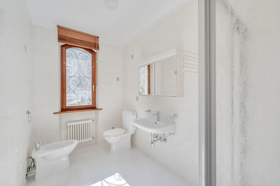 VILLA IN STILE MEDITERRANEO A DUE PASSI DAL LAGO E DAL PARCO DI FIGINO
