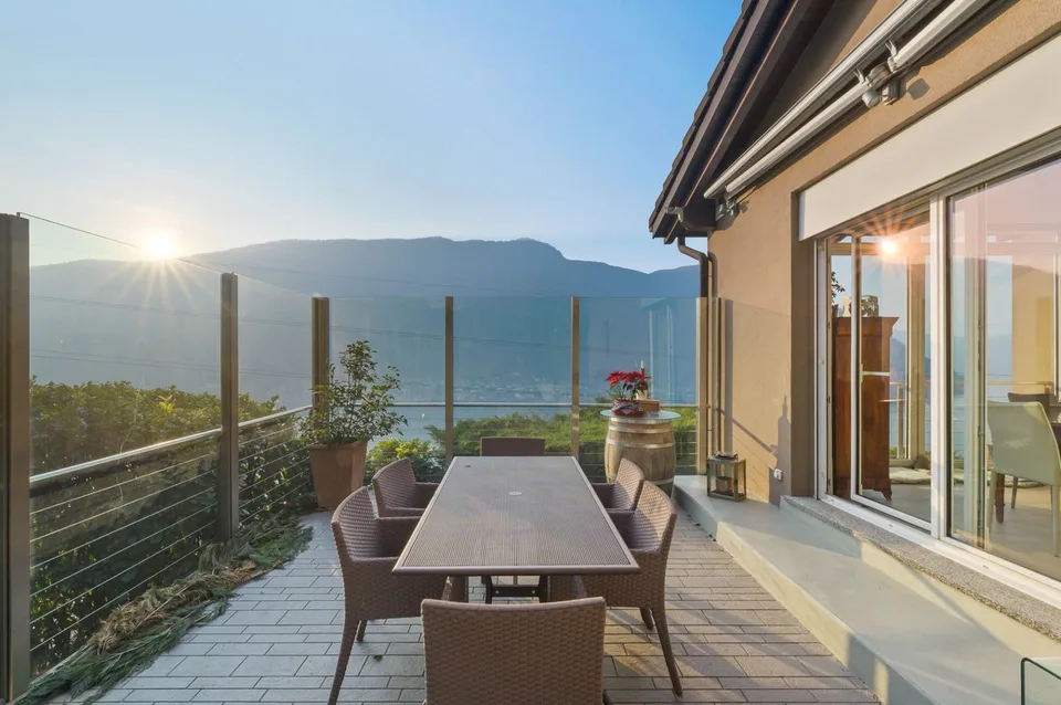DETACHED HOUSE WITH ENCHANTING LAKE VIEW