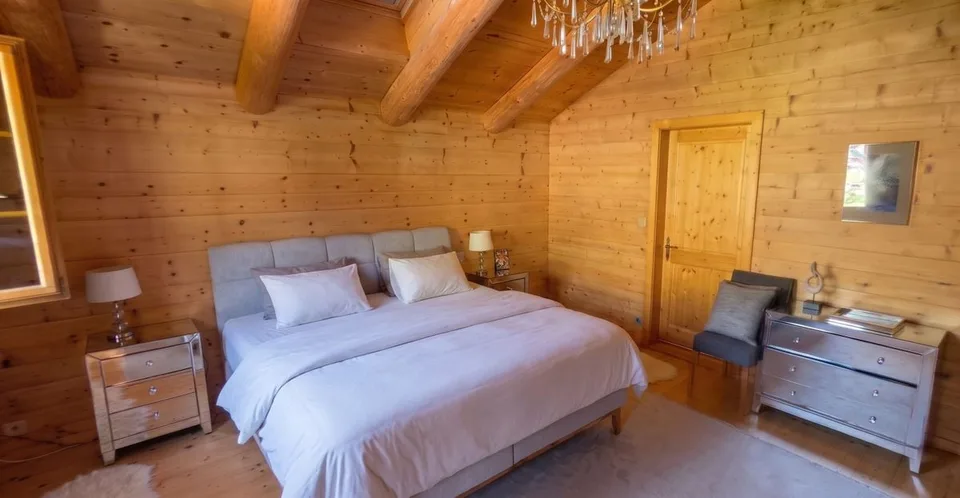 Authentic 1850 Chalet - Charm, Space and Tradition