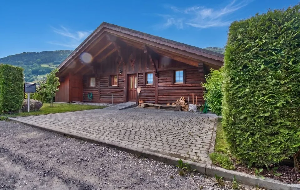 Authentic 1850 Chalet - Charm, Space and Tradition