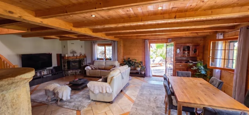 Authentic 1850 Chalet - Charm, Space and Tradition