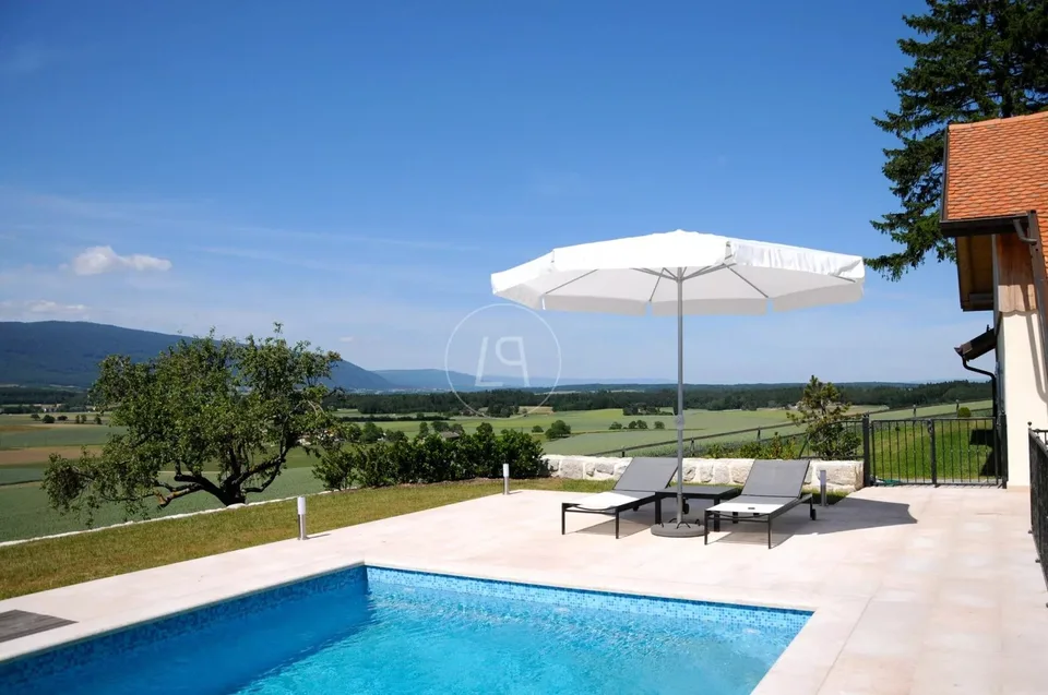 Elegant renovated farm with pool, close to Rolle
