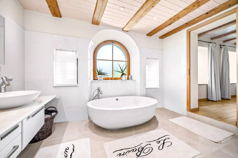 Elegant renovated farm with pool, close to Rolle